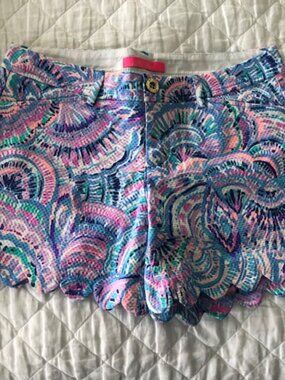 Lilly Pulitzer women's scalloped shorts. Size 2